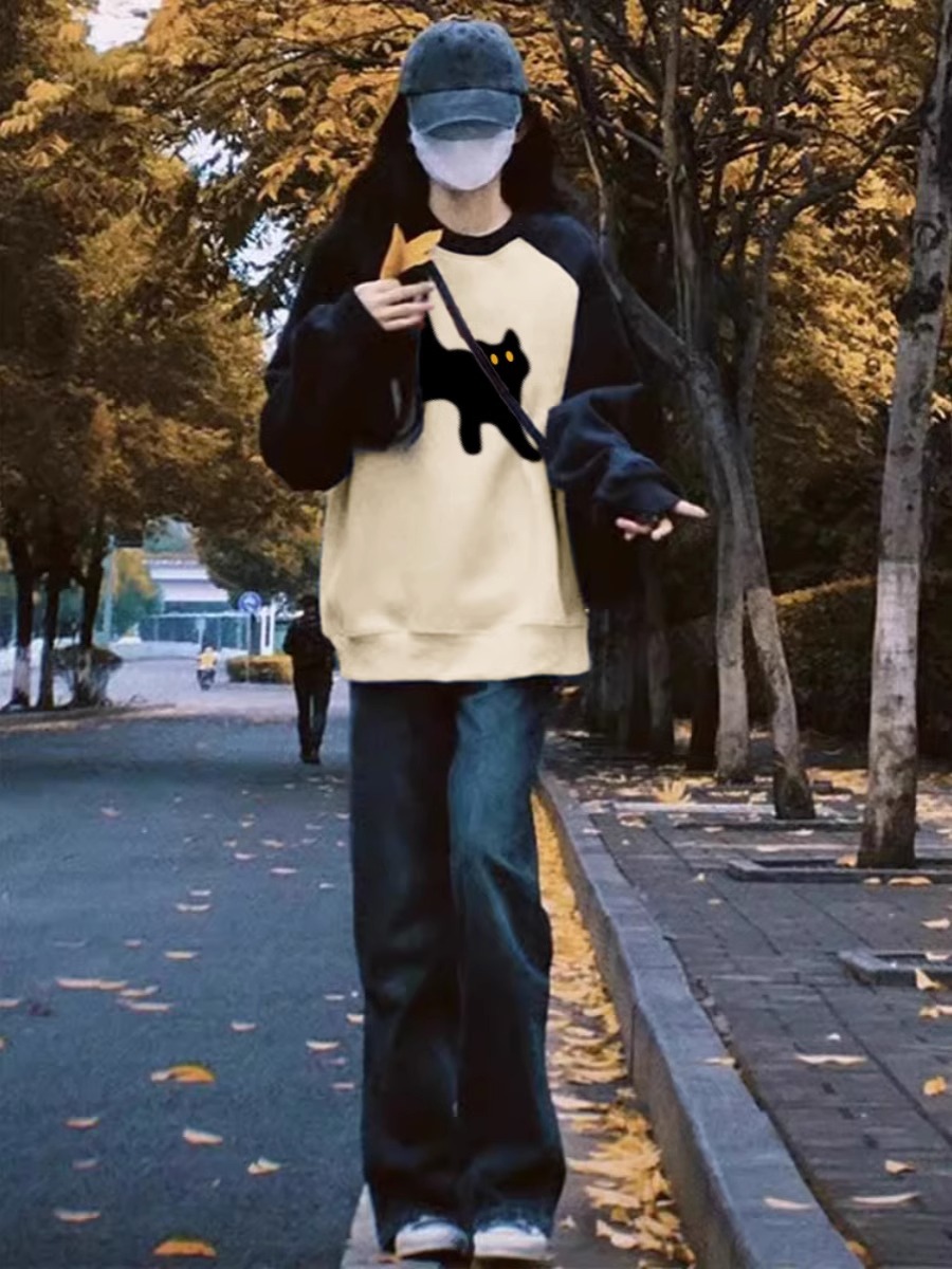 きれいめカジュアル 黒猫刺繍ラグランスリーブ配色スエット