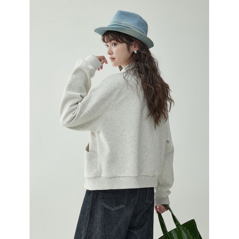 きれいめカジュアル 刺繍ワンポイント付きジップアップスタンドカラースエット