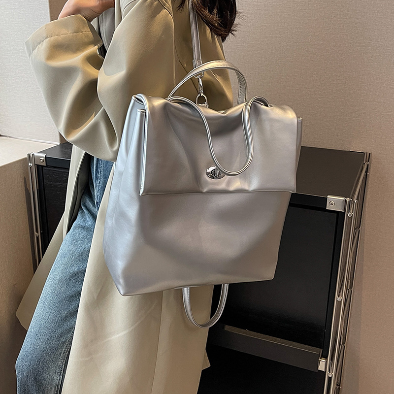 きれいめカジュアル 洗練フラップ留め都会派リュック