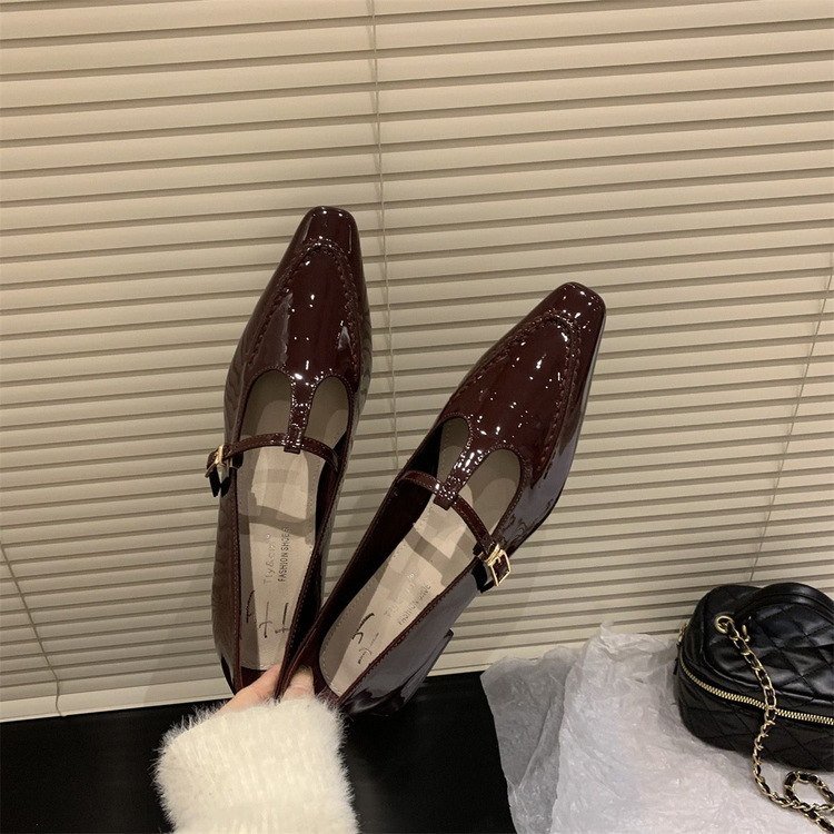 きれいめカジュアル レディース エナメル パンプス 靴 低めヒール ストラップ付き