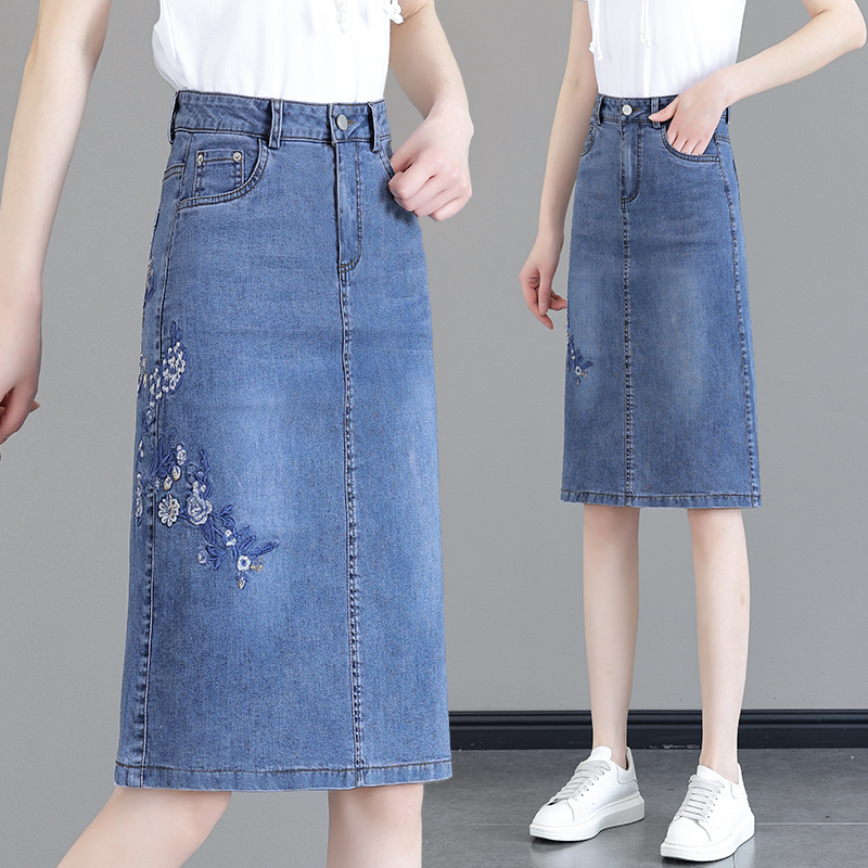 きれいめカジュアル 花柄刺繍入りタイトデニムスカート