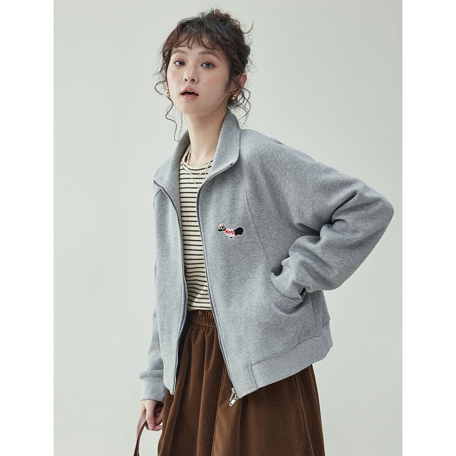 きれいめカジュアル 刺繍ワンポイント付きジップアップスタンドカラースエット