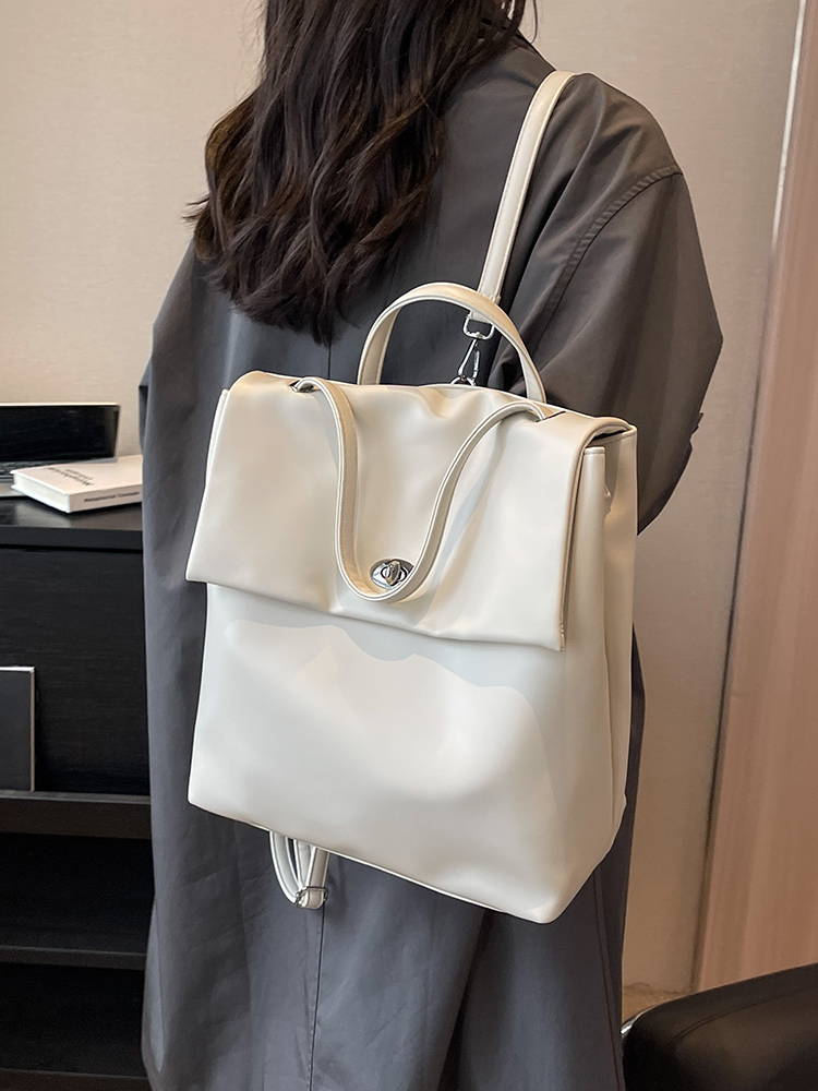 きれいめカジュアル 上品フラップ留め背負いかばん
