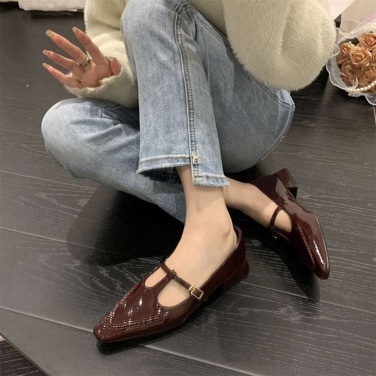 きれいめカジュアル レディース エナメル パンプス 靴 低めヒール ストラップ付き