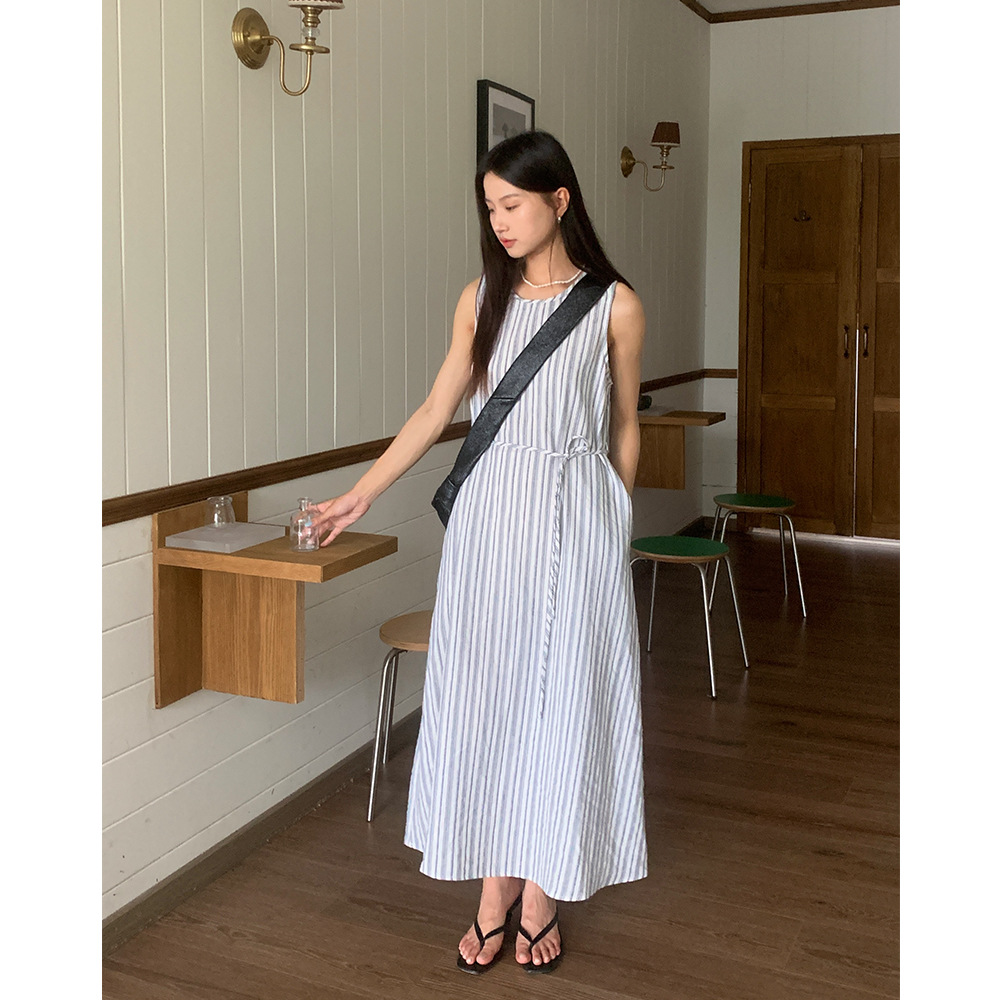 きれいめカジュアル 縦縞柄ノースリーブボタンフロントロング丈ワンピース