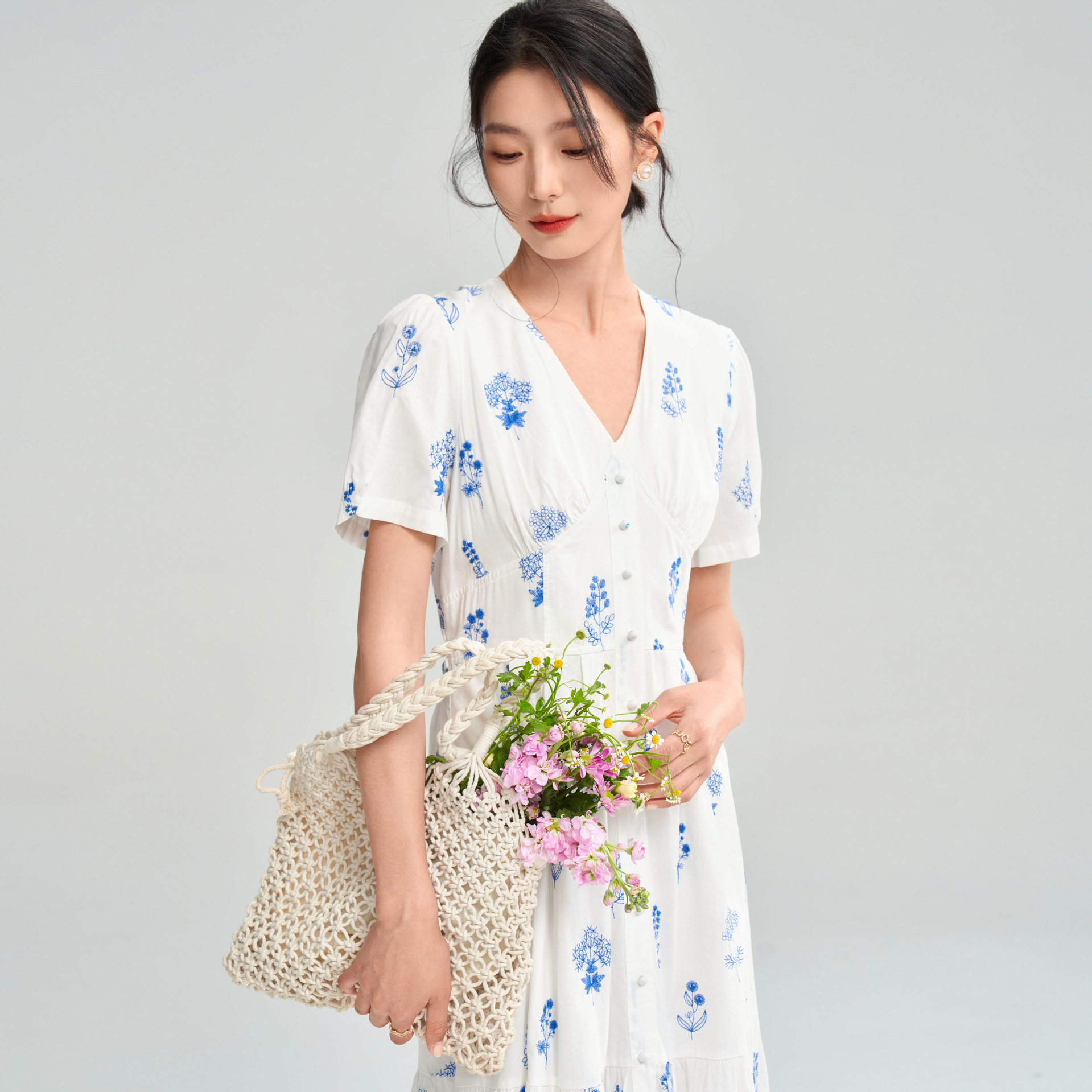 きれいめカジュアル 花柄刺繍ティアードワンピース