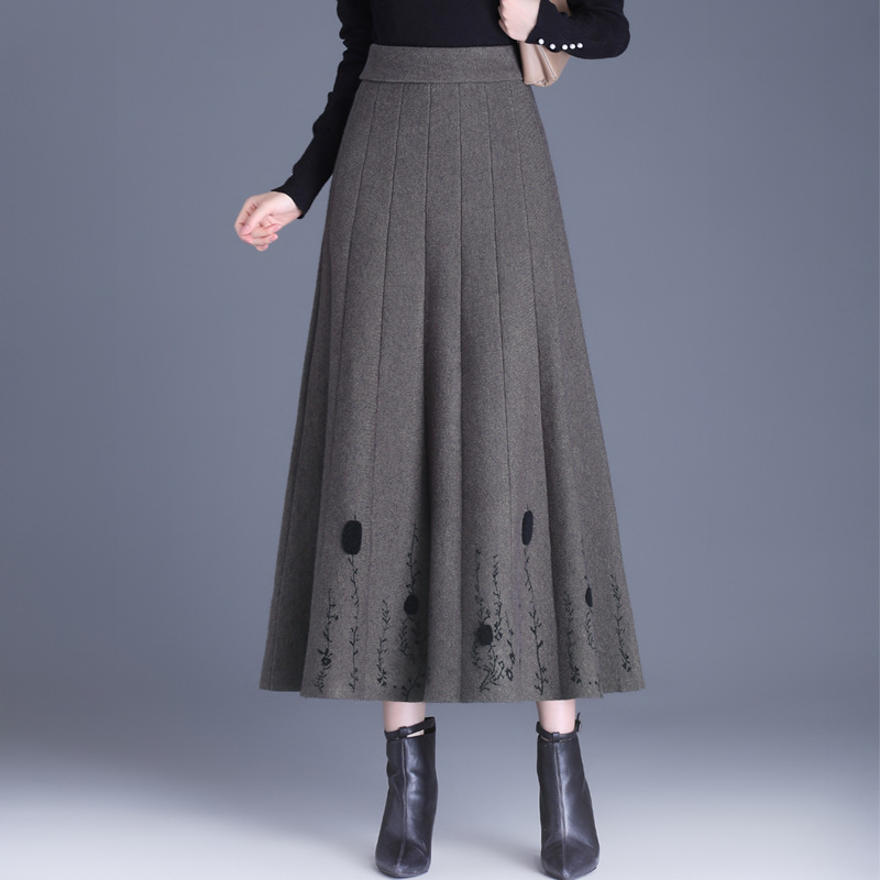 きれいめカジュアル 刺繍入りプリーツウールロングスカート