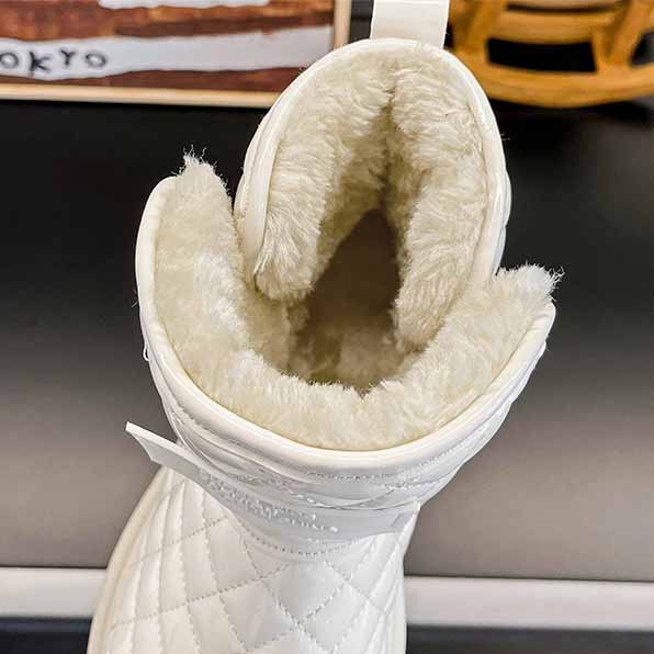 きれいめカジュアル 光沢キルティング美脚ショート靴 滑り止め裏起毛付き