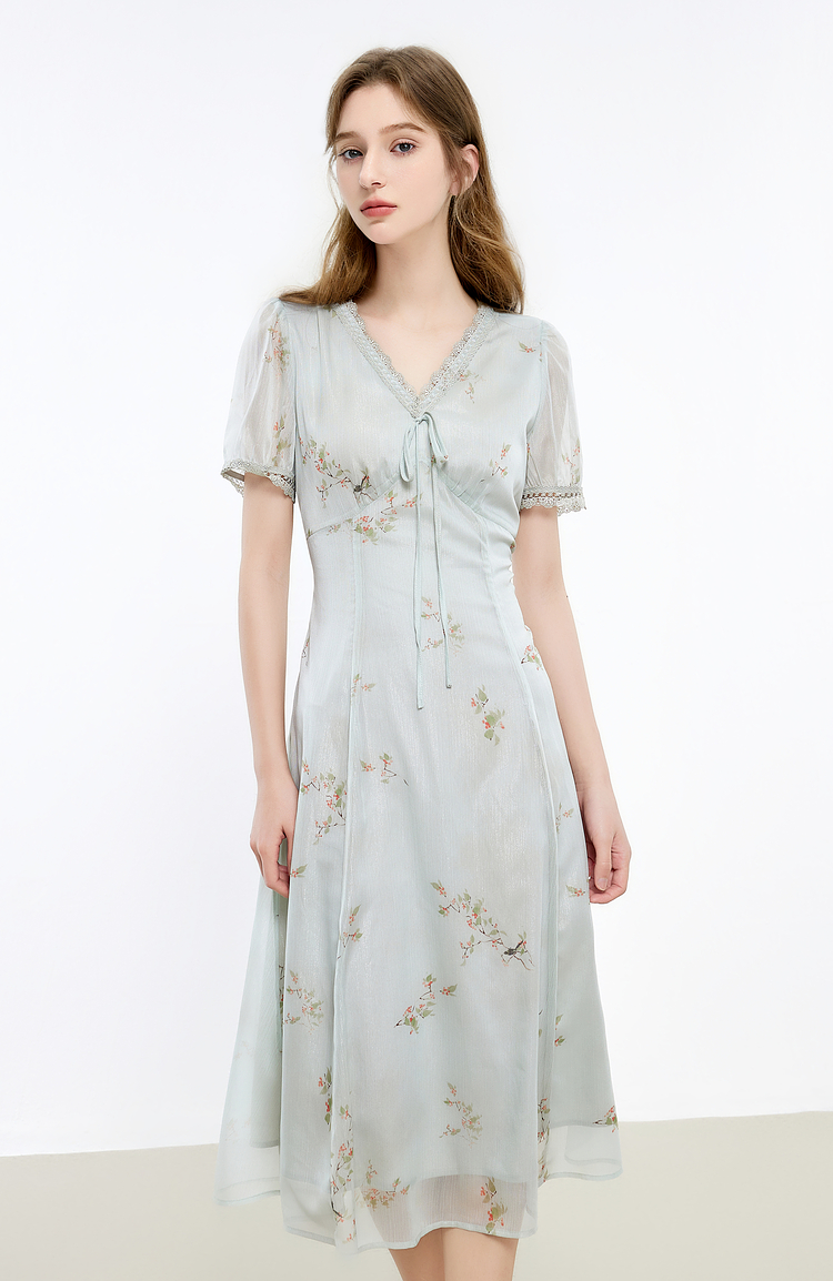 きれいめカジュアル 小花柄シフォンミディ丈ワンピース