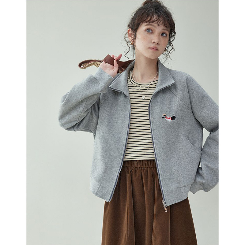 きれいめカジュアル 刺繍ワンポイント付きジップアップスタンドカラースエット