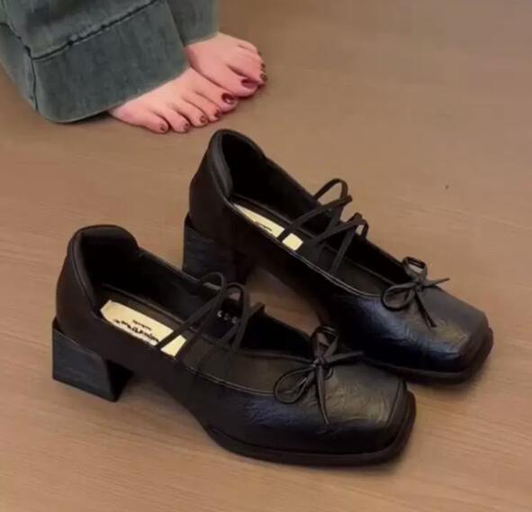 きれいめカジュアル 女性用靴 四角つま先レースアップ革靴 黒色