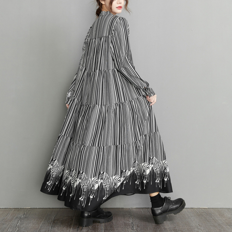 きれいめカジュアル 縦縞柄裾刺繍ティアード長袖マキシワンピース