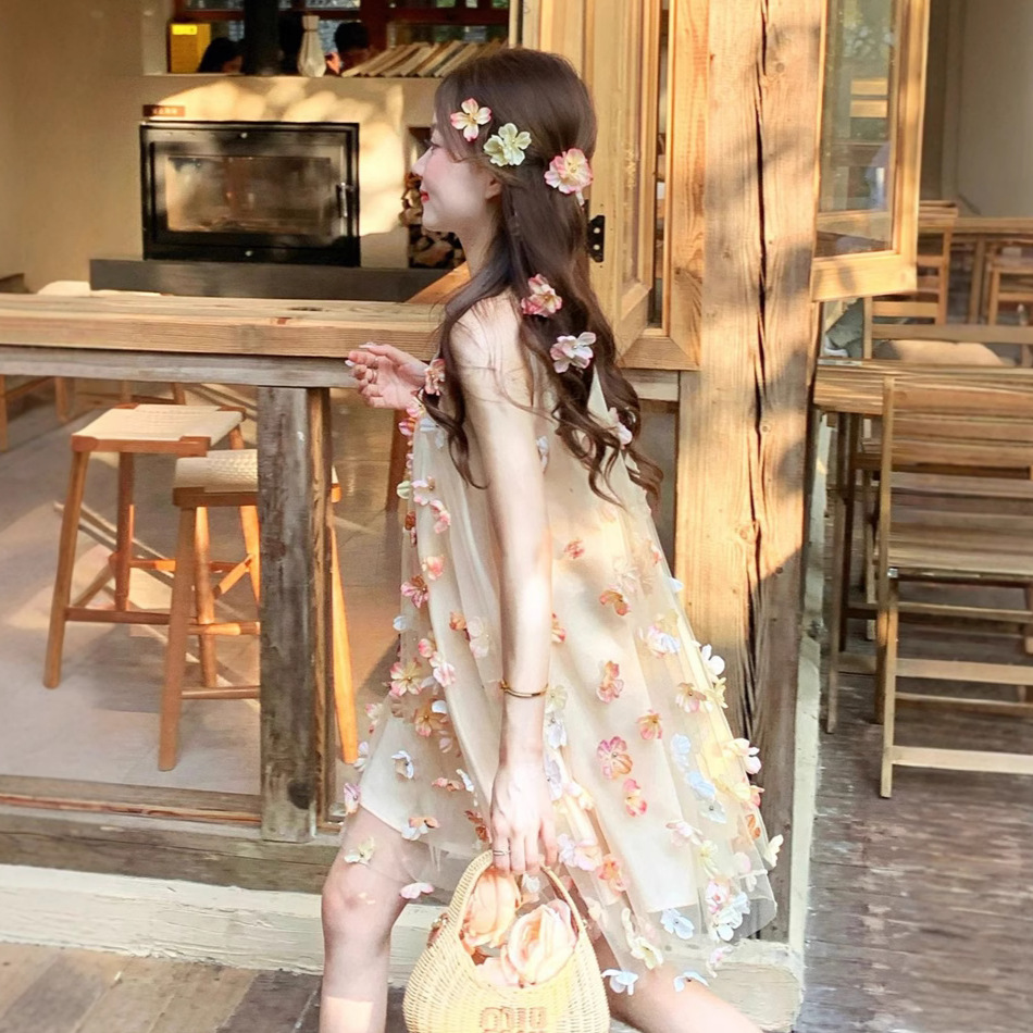 きれいめカジュアル 花びら舞う透かしシルエットワンピース