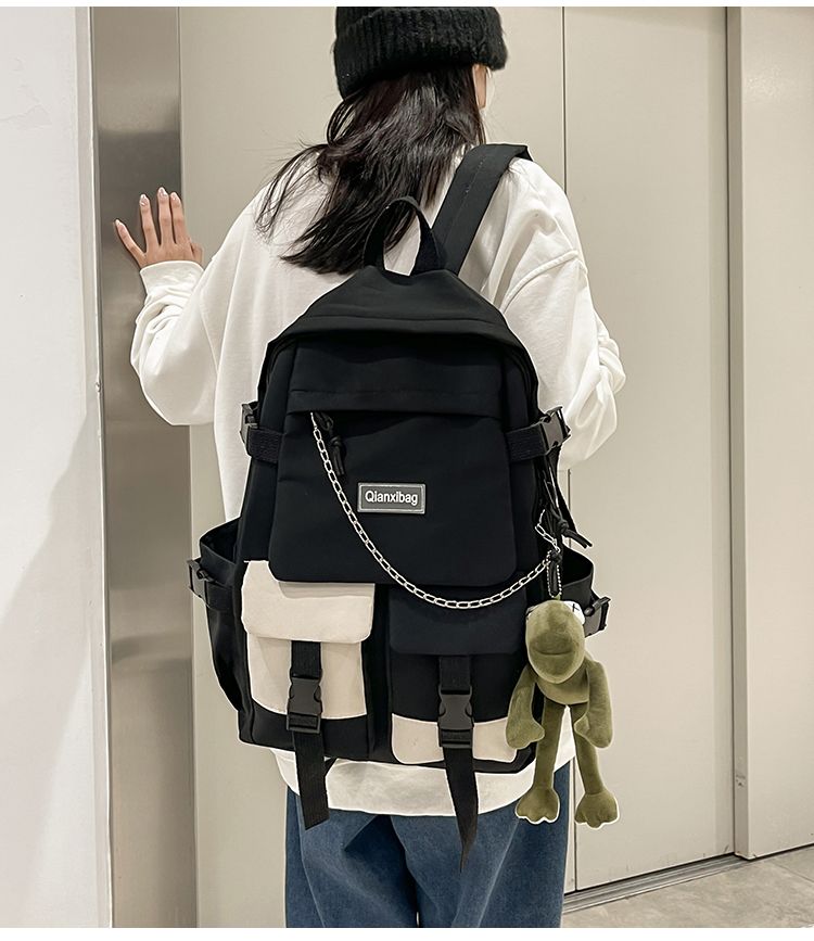 きれいめカジュアル ポケット豊富な機能派デイパック