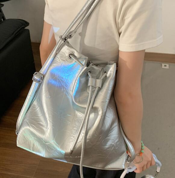 きれいめカジュアル 光沢巾着型ショルダーバッグ 多機能靴収納付き
