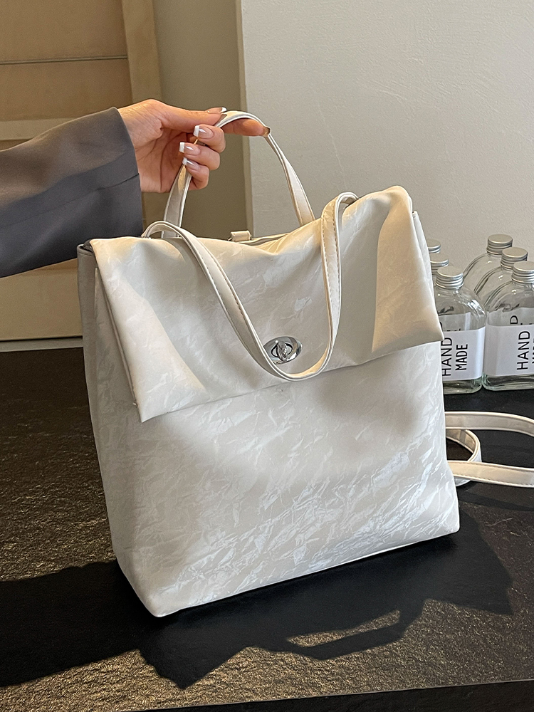きれいめカジュアル 上品なシワ加工フラップリュック