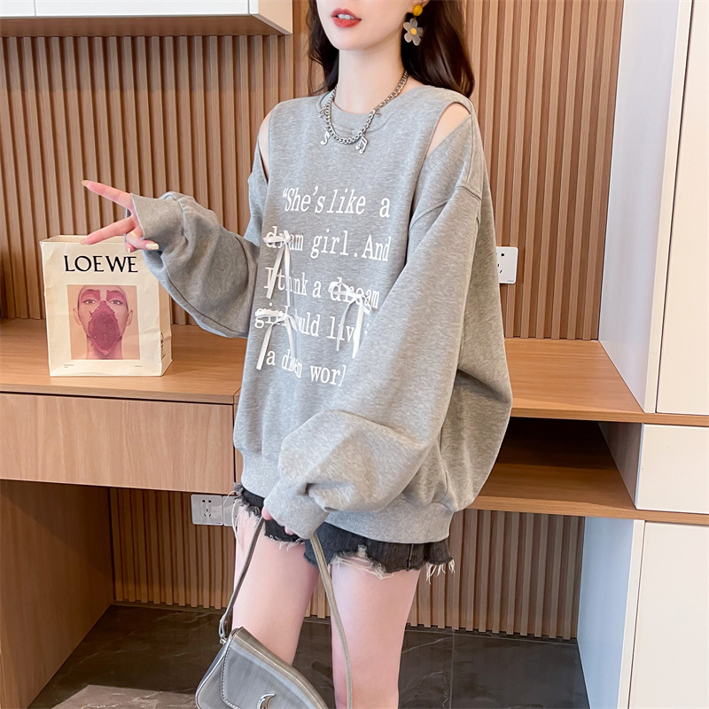 きれいめカジュアル 肩開きデザインロゴプリントスエット