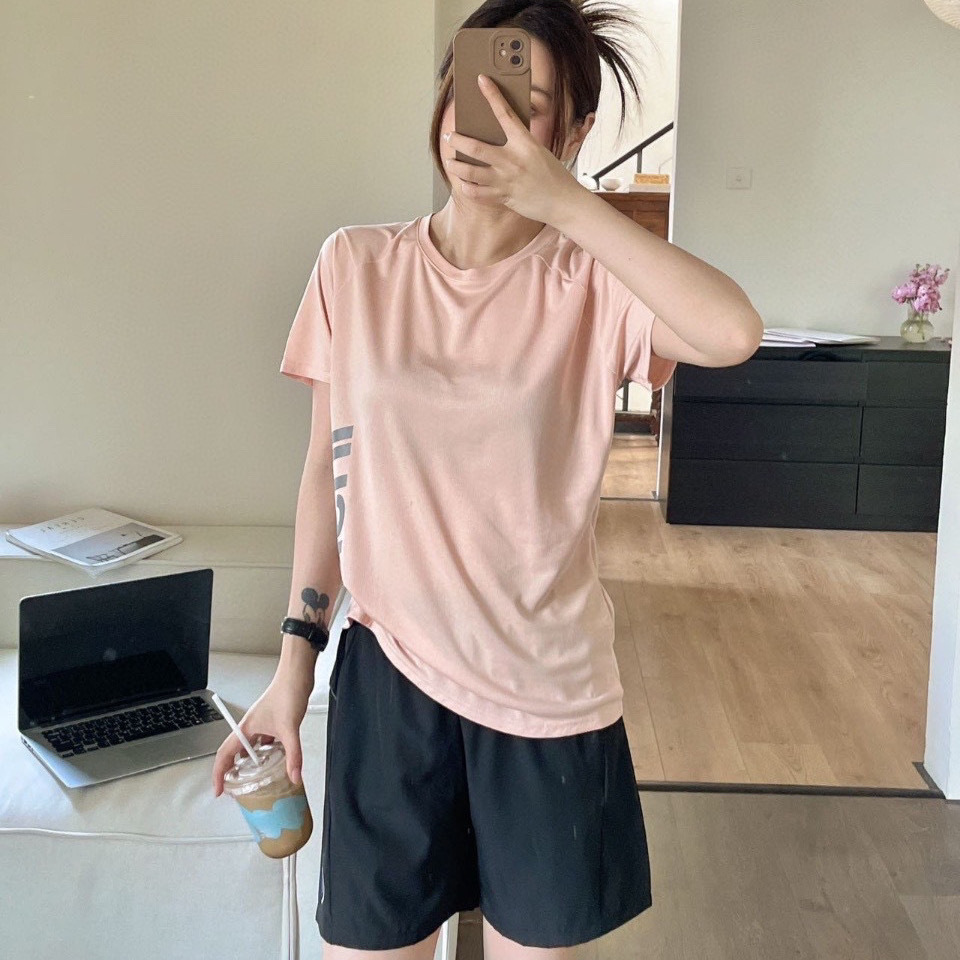 きれいめカジュアル サイドロゴ入り上質素材Tシャツ