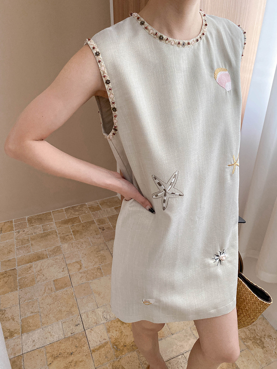 きれいめカジュアル 貝殻刺繍の麻混ノースリーブワンピース
