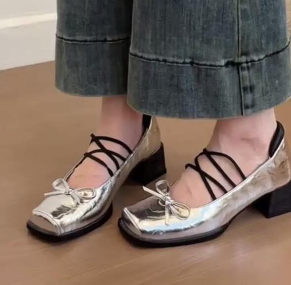 きれいめカジュアル 女性用靴 四角つま先レースアップ革靴 黒色