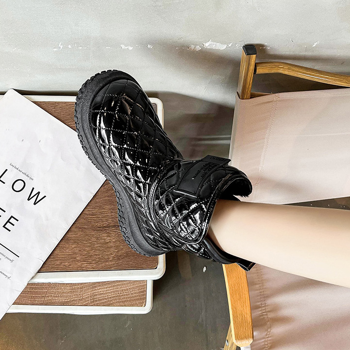 きれいめカジュアル 光沢キルティング美脚ショート靴 滑り止め裏起毛付き