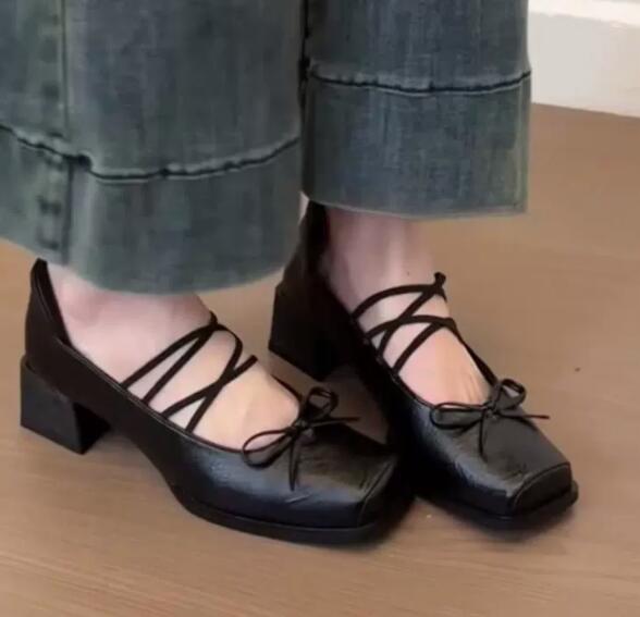 きれいめカジュアル 女性用靴 四角つま先レースアップ革靴 黒色