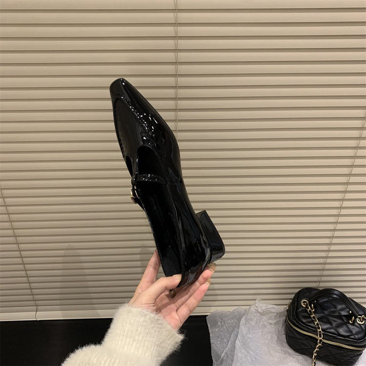 きれいめカジュアル レディース エナメル パンプス 靴 低めヒール ストラップ付き