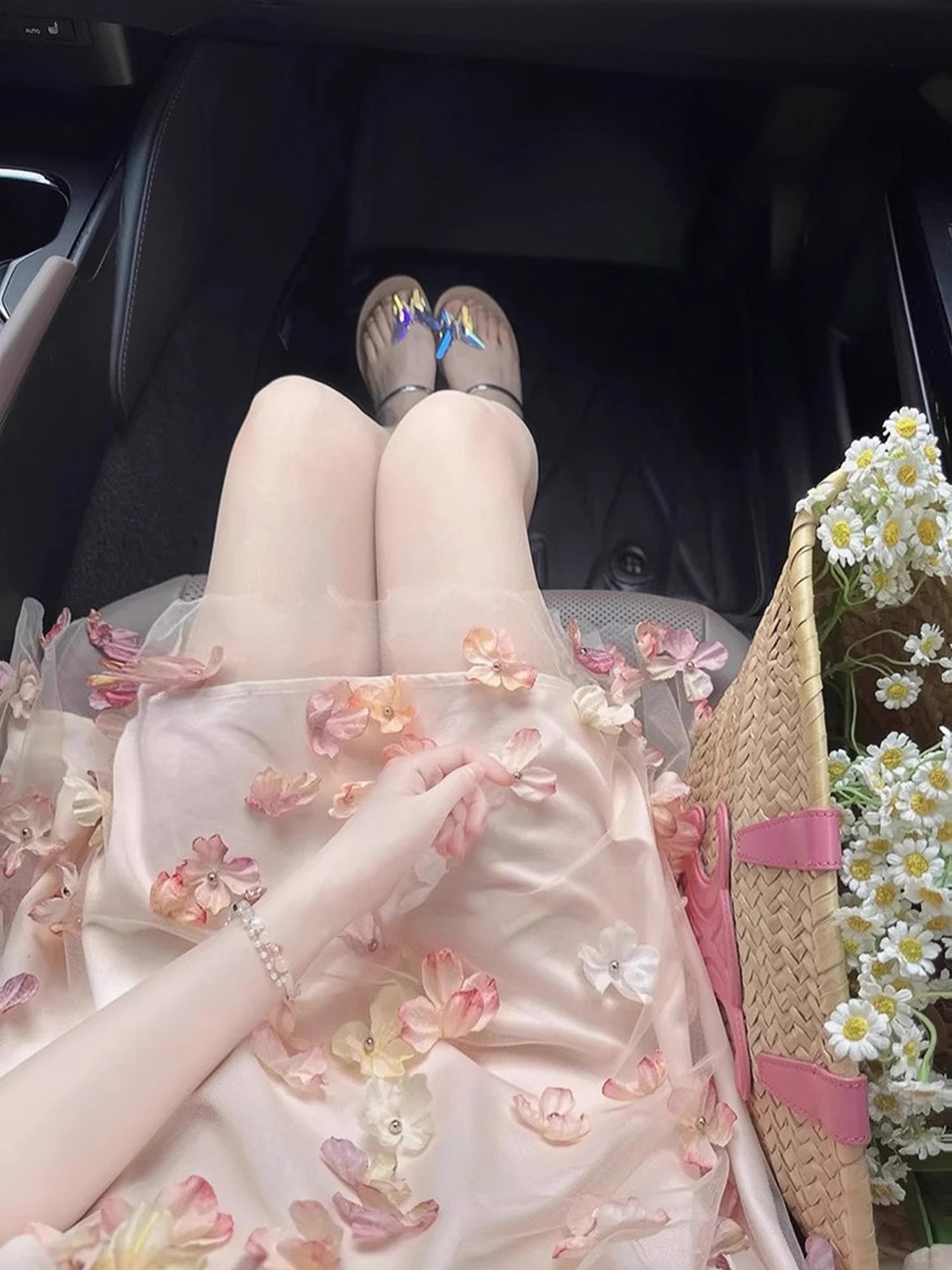 きれいめカジュアル 花びら舞う透かしシルエットワンピース