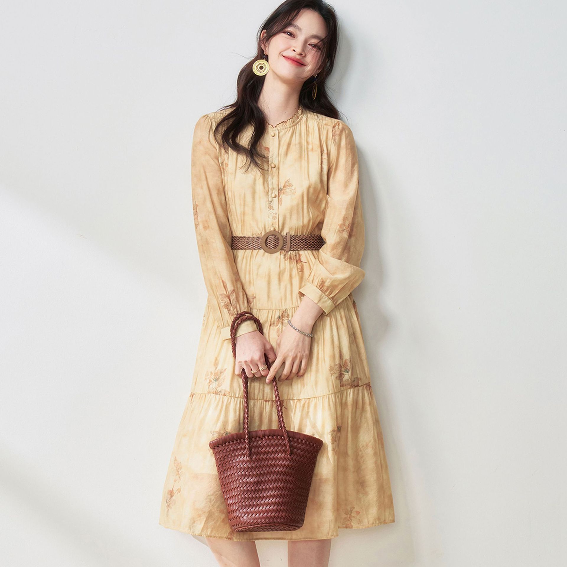 きれいめカジュアル 優美な花模様ティアードワンピース