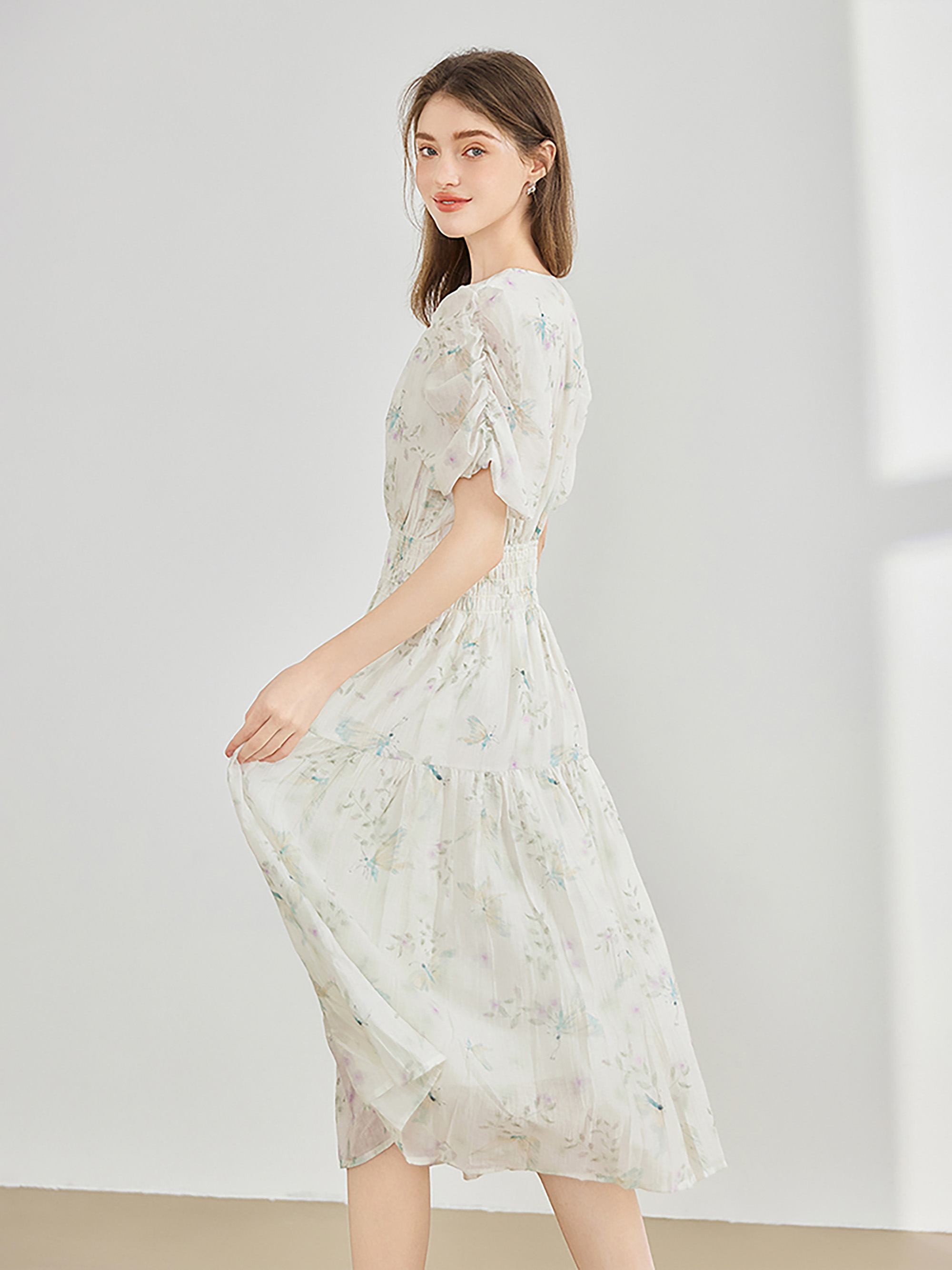 きれいめカジュアル 優美な花柄シャーリングティアードワンピース