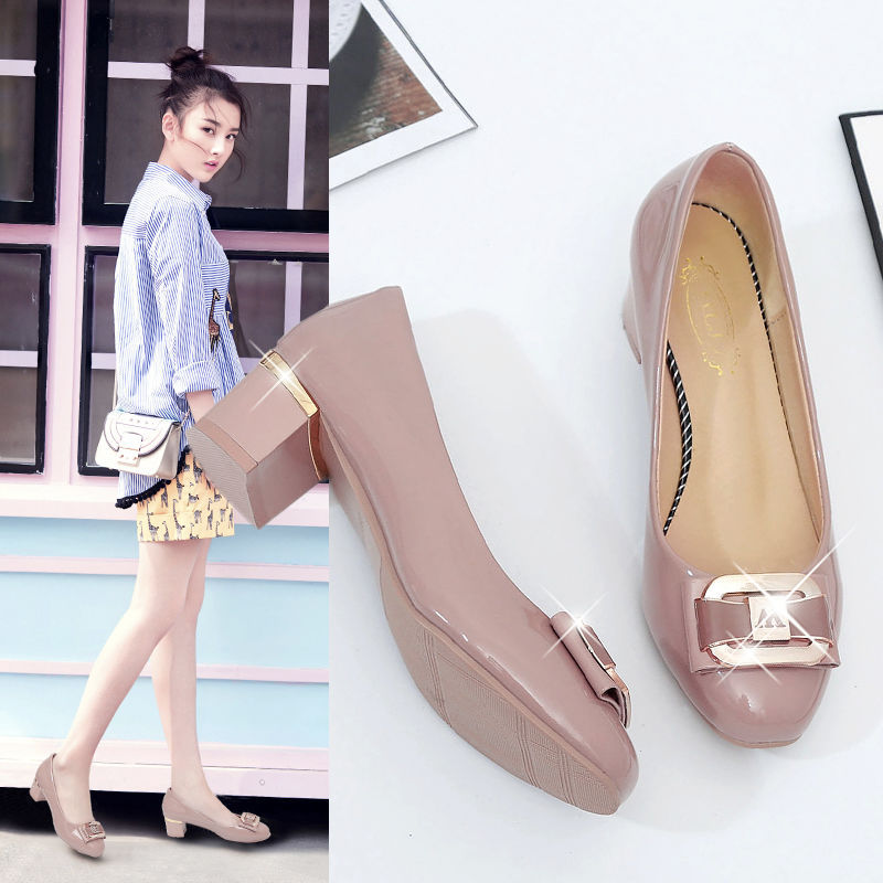 きれいめカジュアル メタルバックル付きエナメルチャンキーヒールパンプス