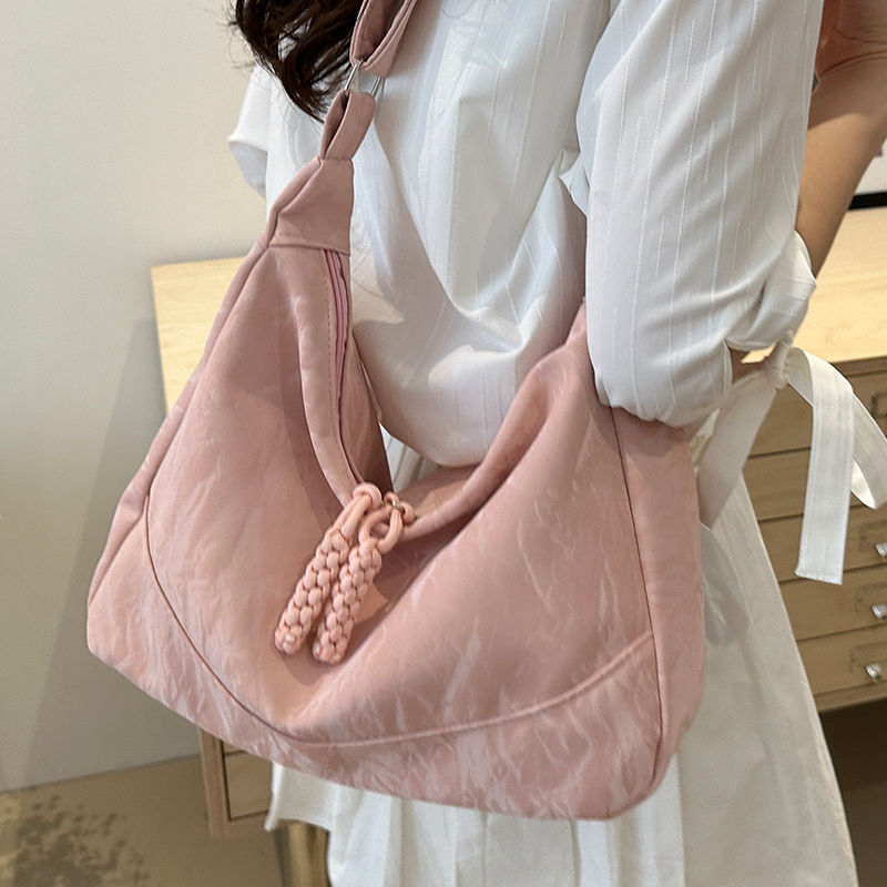 きれいめカジュアル 編み込みチャーム付きソフトレザー調ショルダーバッグ