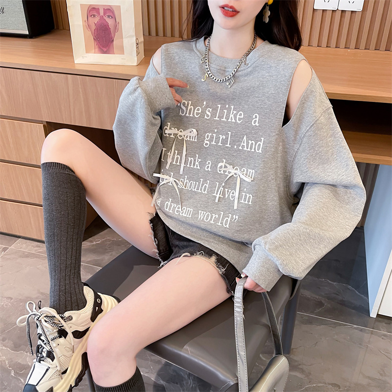 きれいめカジュアル 肩開きデザインロゴプリントスエット