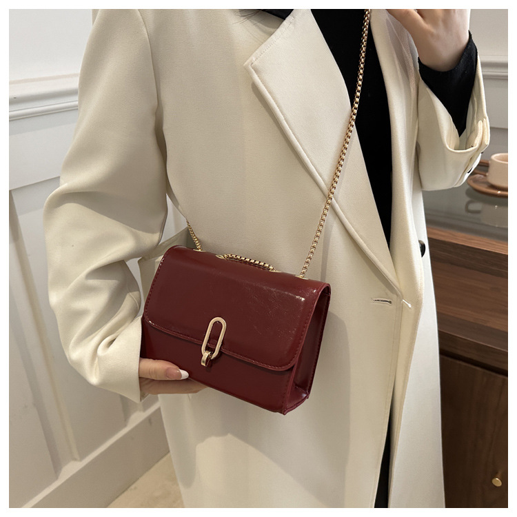 きれいめカジュアル レディース小さめ肩掛けバッグ金具付き本革風