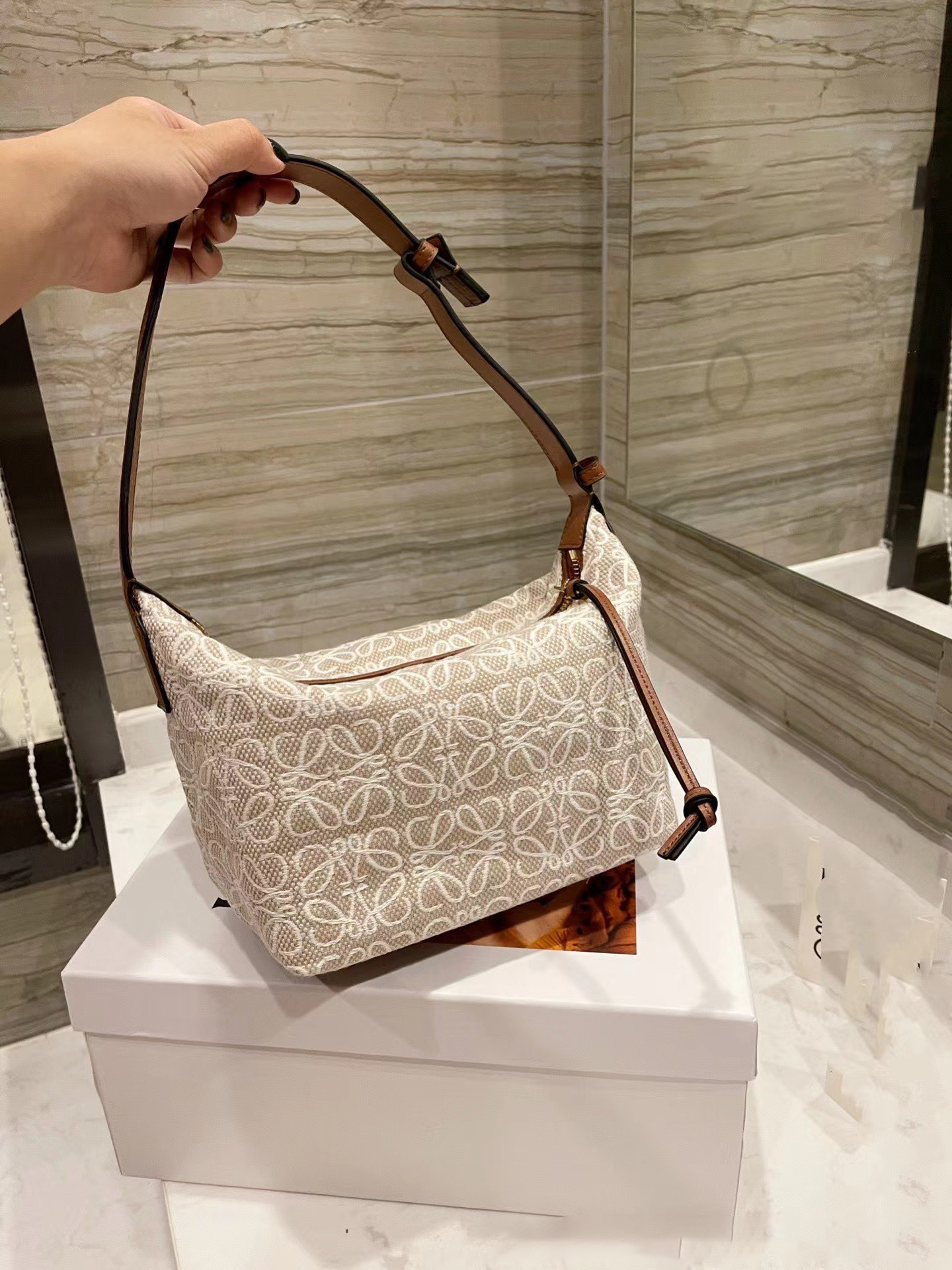 きれいめカジュアル 総柄刺繍レザーパイピングショルダーバッグ