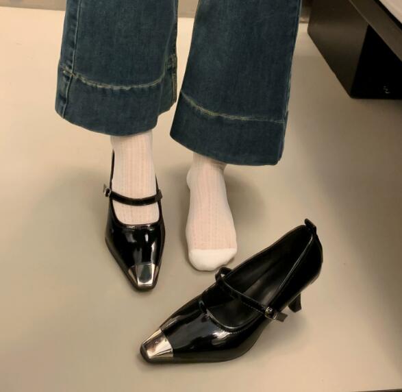 きれいめカジュアル 女性用靴 尖り先パンプス ストラップ付きハイヒール