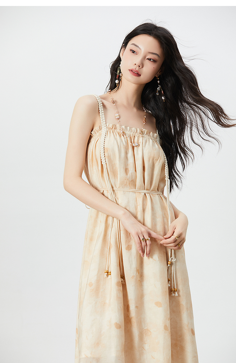 きれいめカジュアル 優美なギャザー編み紐肩紐ワンピース