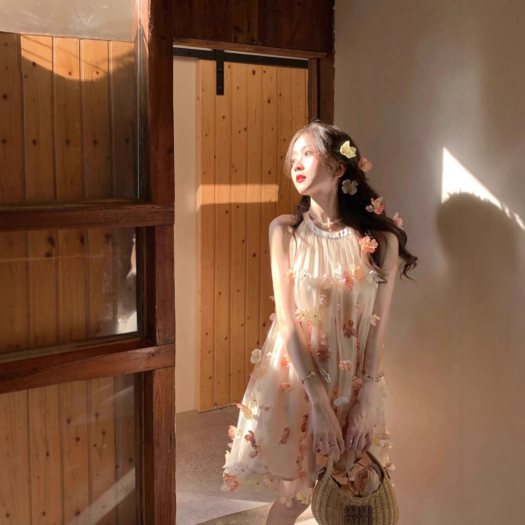 きれいめカジュアル 花びら舞う透かしシルエットワンピース
