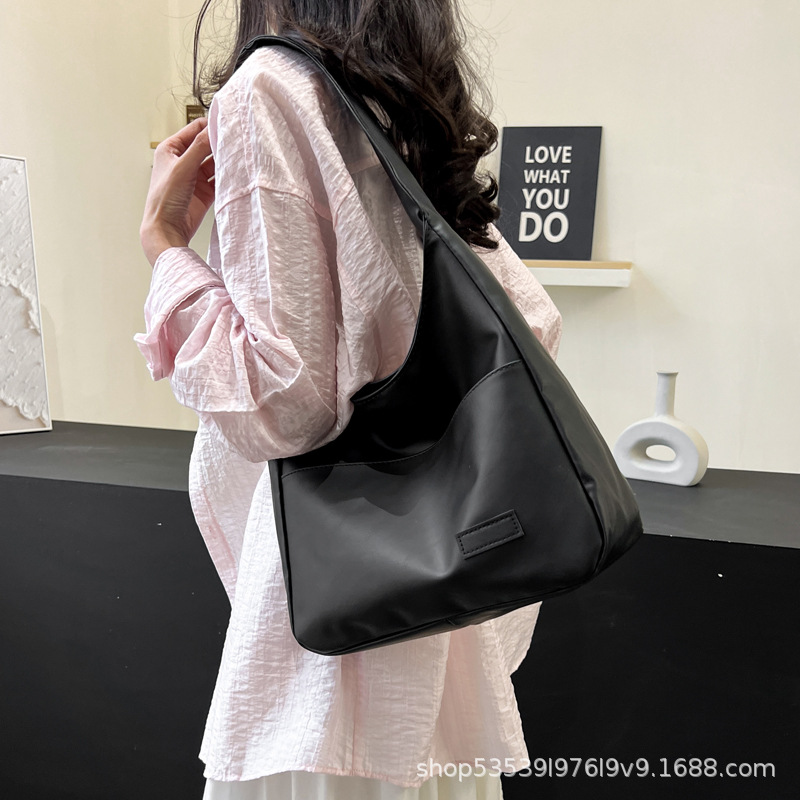 きれいめカジュアル やわらか素材の大容量ショルダーバッグ