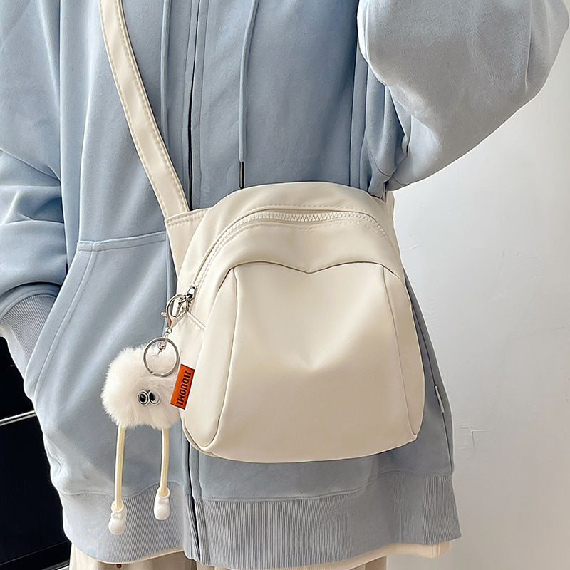 きれいめカジュアル ファー付きチャーム付きミニショルダーバッグ