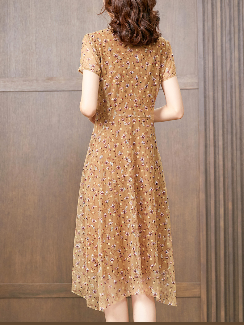 きれいめカジュアル 優美な花模様 ふんわり袖ワンピース