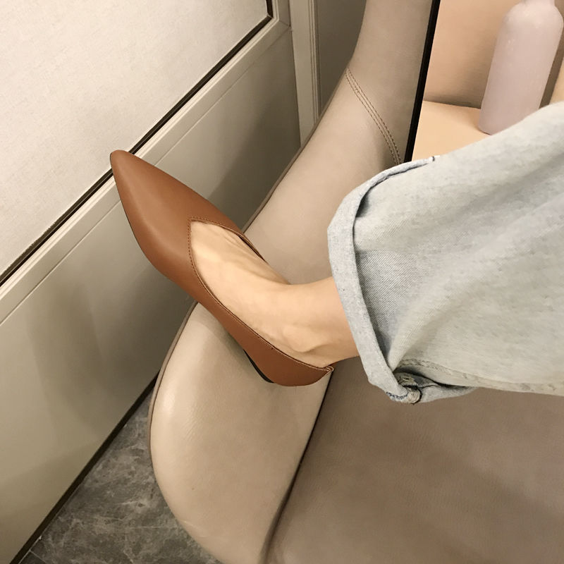 きれいめカジュアル 上品なポインテッドトゥフラットパンプス