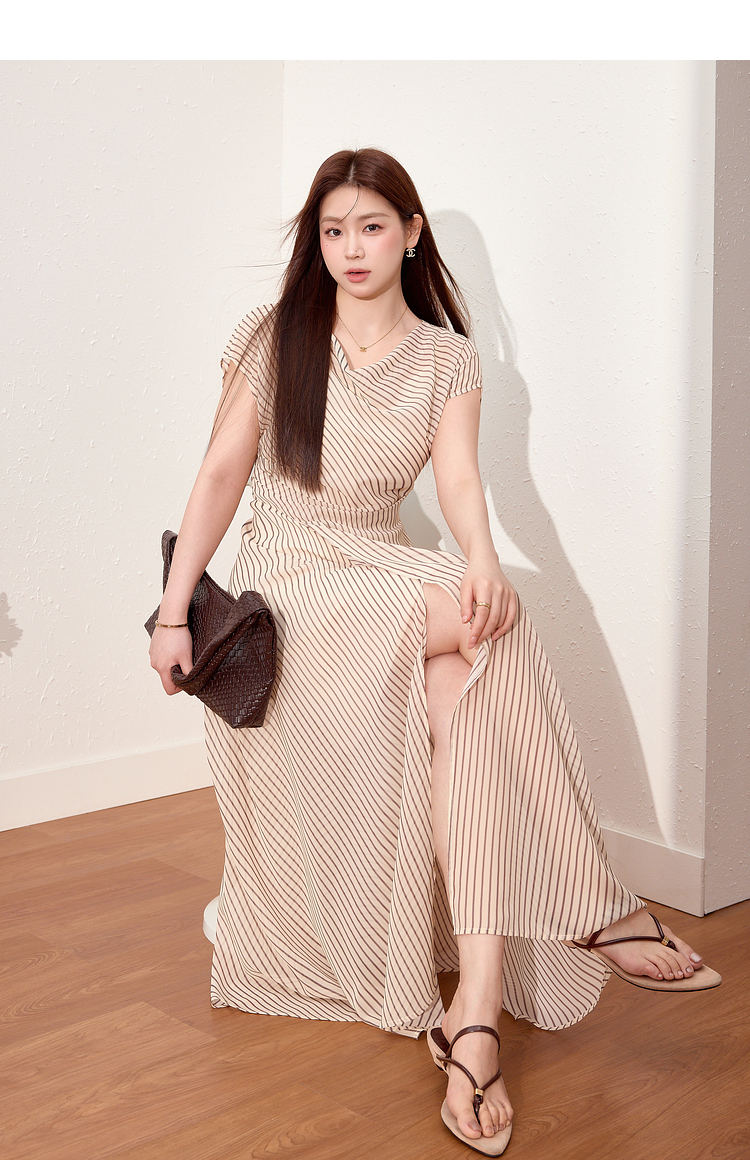 きれいめカジュアル 優美な佇まいストライプロングワンピース