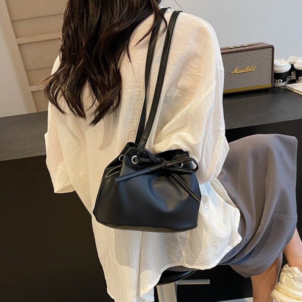 きれいめカジュアル リボン巾着ショルダーバッグ 四角スクエア型 肩掛けバッグ