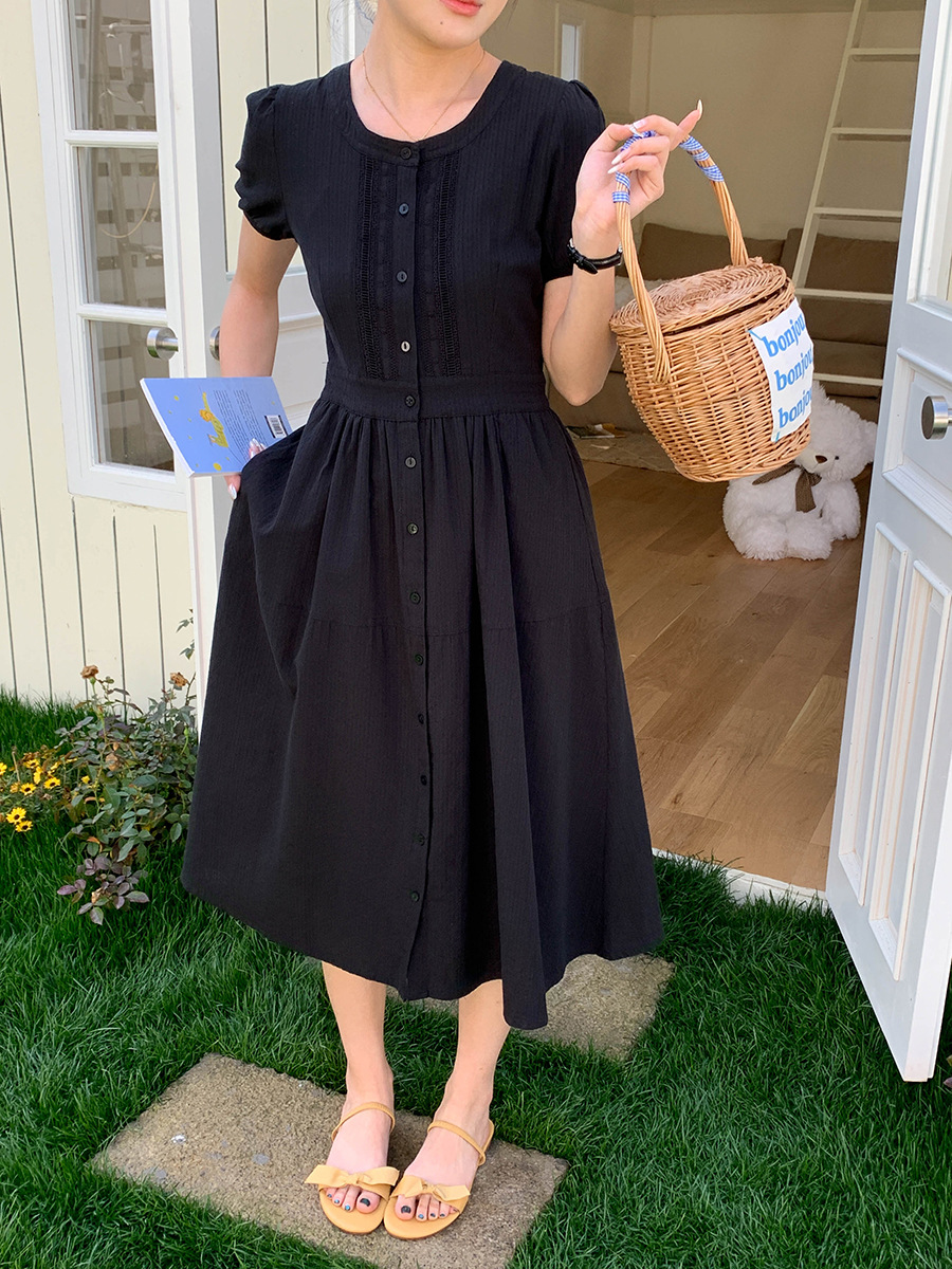 きれいめカジュアル パフスリーブ刺繍入り前開きミディ丈ワンピース