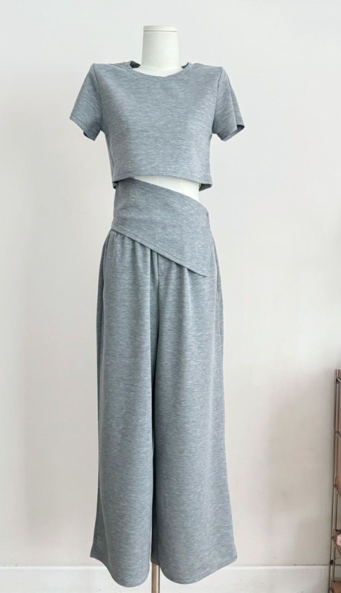 グレーファッション ショート丈トップスとワイドパンツの上下二点組