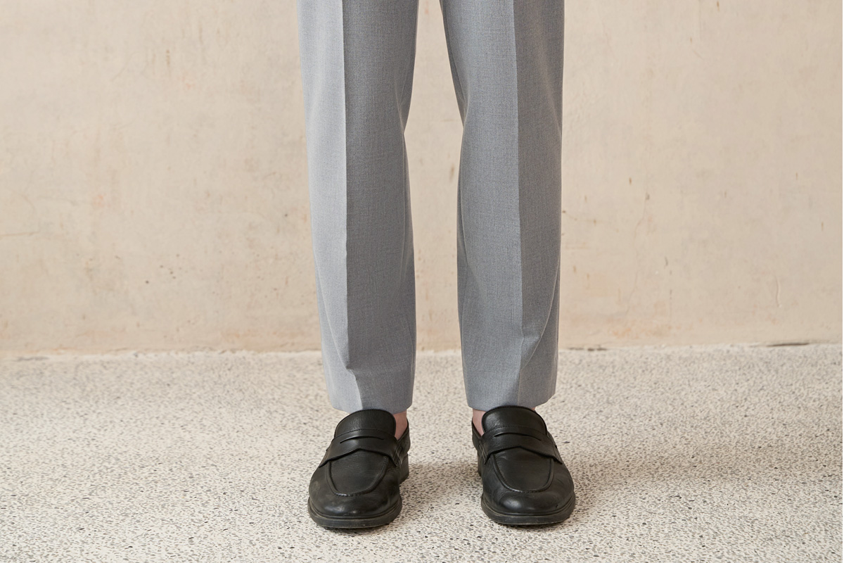 グレー パンツ  ストレッチ機能美シルエットスラックス