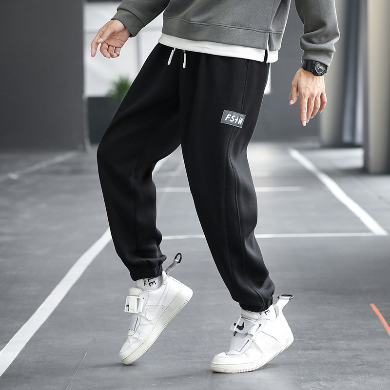 グレーパンツ 裾絞りワンポイントロゴ入りゆったり裏起毛 スウェット