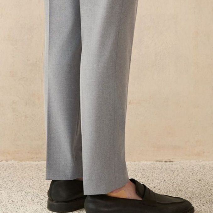 グレー パンツ  ストレッチ機能美シルエットスラックス