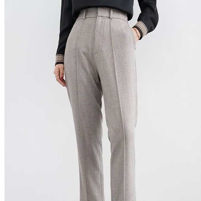 グレー パンツ センタープレス入りハイウエストテーパードスラックス